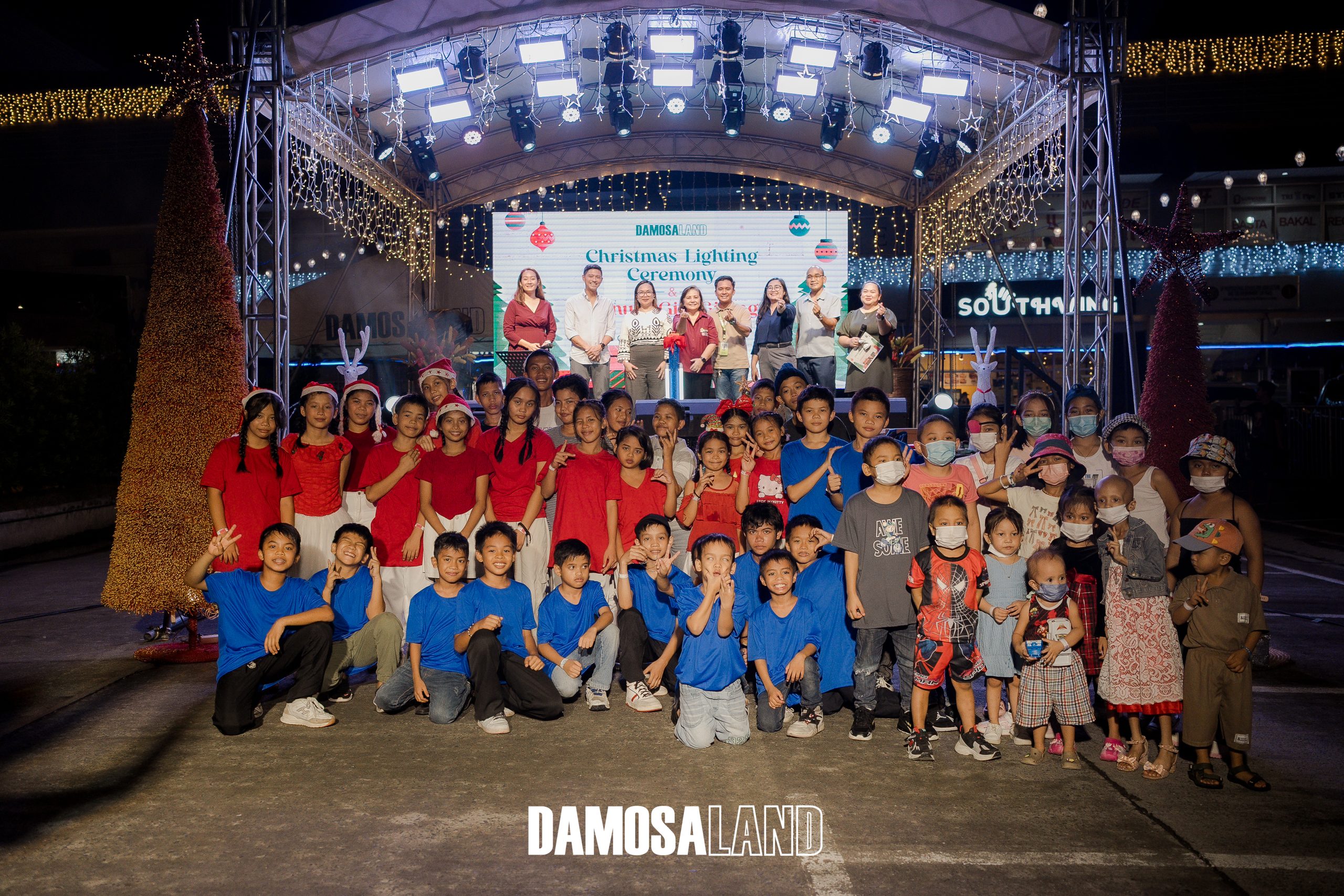 Damosa Land Lights Up the Complex and Continues Its Holiday Gift-Giving